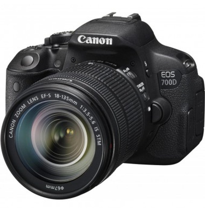 Reflex Canon EOS 700D + Objectif Zoom EF-S 18-135mm f/3.5-5.6 IS STM