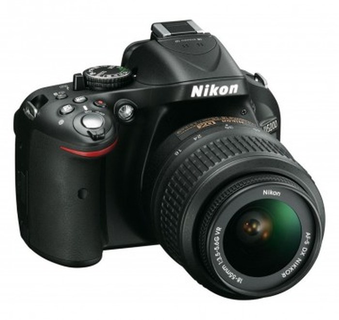 Reflex Nikon D5200 + Objectif AF-S DX Nikkor 18-55mm f/3.5-5.6G VR