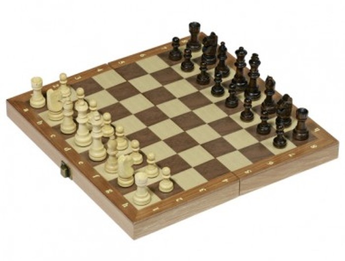 Jeu d'échecs dans une boite en bois pliable