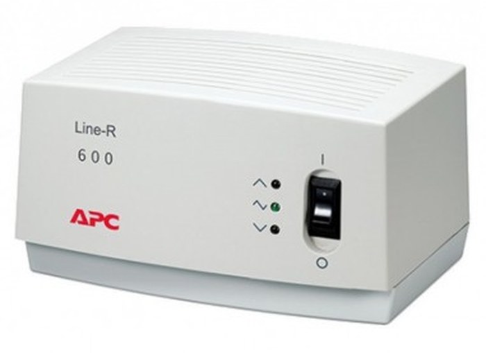 Régulateur automatique de tension APC Line-R 1200 VA, prises Schuko, 230 V